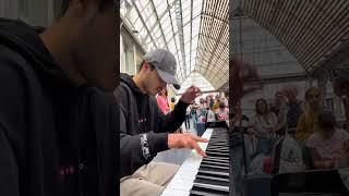 Je joue ma spéciale et toute la Gare de Lyon m’applaudit ￼