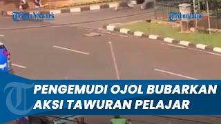 Viral Aksi Heroik Pengemudi Ojol Bubarkan Tawuran Pelajar di Tebet, Lari sambil Bawa Bambu