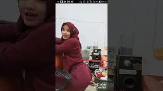 Hijaber Seksi Pake Celana Ketat Menerawang Pantatnya Semok Banget