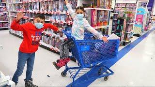 Heidi y Zidane compran juguetes en una juguetería | Los niños aprenden a ahorrar