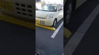 お婆さんそこは車椅子マークですよ。