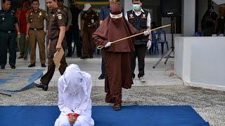Endonezya'nın şeriatla yönetilen Açe vilayetinde 'kadın kırbaç ekibi' tanıtıldı