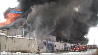 Красноярск заволокло едким дымом от пожара на складе запчастей
