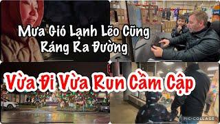 Mưa Gió Lạnh Lẽo Cũng Ráng Ra Đường. Vừa Đi Vừa Run Cầm Cập