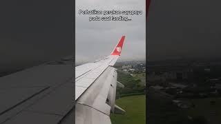 Perhatikan gerakan sayap pesawat pada saat landing