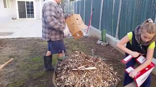 Мульчирование земли картонными коробками.Mulching our backyard 2, Russian language(January 6,2018).