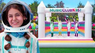 "Magic Bouncy House" MusicClubKids & Ryan’s World | Jonas Brothers “Waffle House”