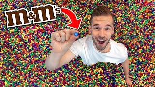 WIE ALS EERSTE DE M&M VINDT IN HET SKITTLES ZWEMBAD WINT! *Challenge*