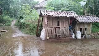 Walking Around||Take a walk through the Village during the rain in remote parts of West Java.