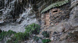 Stone house under the cliff is 2800 FEET high | 15 days, Crushing stone by hand - Bushcraft.