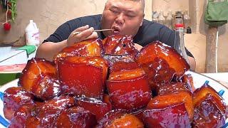 Monkey brother made 20kg of pork belly and stewed it in a casserole for one and a half hours. It wa