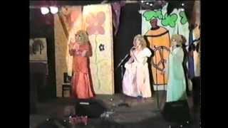 The Singing Peek Sisters "Our Trailer Park Song" at Wigwood 1995