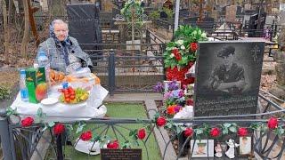 мама Юры Барабаша (Петлюра) в день памяти на могиле сына / Хованское кладбище 14.04.2024