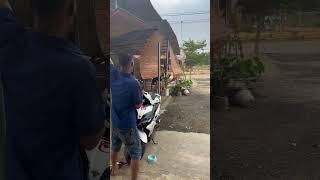 ATAP WARUNG HAMPIR TERBANG || DITERJANG ANGIN KENCANG