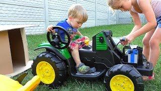 Melissa and baby Arthur unboxing and assembling New Tractor for Kids