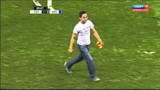 Болельщик выбежал на поле и пожал Месси руку! Messi with fan!