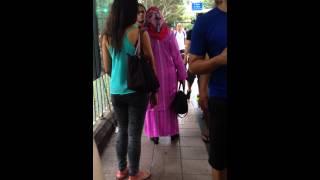 Malay woman fights & whacks husband in public