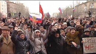 Donetsk divided as rallies for and against new Ukrainian government meet in public