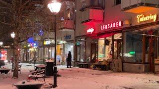 Christmas in the suburbs. Snowy Stockholm Walk in Hökarängsplan. Hip & retro 1940’s center.