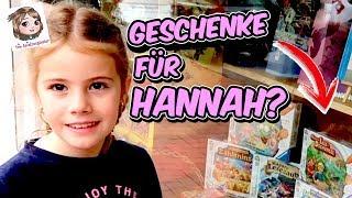 GESCHENKE AUSSUCHEN  Hannah befüllt ihr Geburtstags-Körbchen im Spielzeugladen Traumland