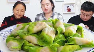 In this cold winter  Dan Dan made a bowl of steaming dumplings  the whole family eat very happy