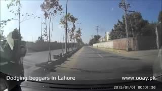 Dodging beggars in Lahore, Pakistan - dashcam video