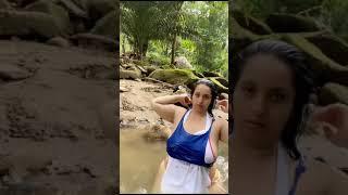 Tante semok mandi basah di kali