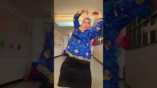 BUNDA DIENA PUNYA GENG PAKE BAJU SMA‼️ EMAK MANA YANG PALING CANTIK? #leika #viral #shorts