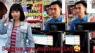 VIRAL !! CEWEK NGEGOMBALIN KASIR INDOMARET GANTENG