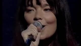 Björk : It's Oh So Quiet (TV Performance) 1995