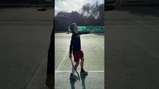 L’entraînement du service slicé avec cible  au tennis