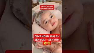 GEMESNYA LIAT PRINCES R SENYUM - SENYUM SAAT DIMANDIKAN