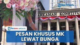 Karangan Bunga Hiasi Demo Kawal Putusan MK: Terus Jaga Marwah Demokrasi & Konstitusi