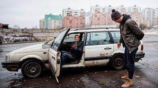 Дедушка не в силах оживить свой убитый Пассат на пенсию