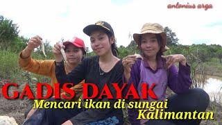 Gadis Dayak Mencari ikan di sungai Kalimantan