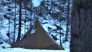 Night in a hot tent between snow and ice, with Jessica and Oliviero. Titanium stove.