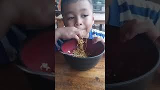 Makan mie favorit #makanmie #miegoreng #nyamnyam #anaklucu #viral #ayomakan