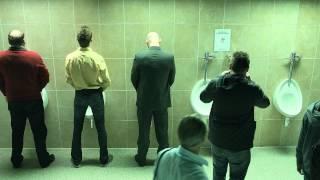 Двойной писсуар - скрытая камера (Double Urinal Hidden camera)