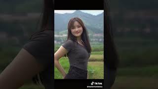 tik tok abg cewek cantik binal hot pamer belahan bikin sanget crot enak goyang