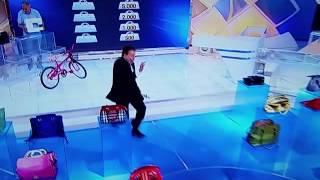 Sílvio Santos tropeçou no programa no quadro Bolsa Família 13/11/2016