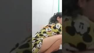 tante cuci celana dan mandi,tante live di kamar mandi