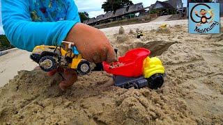 Дети и Машина. Милан и Папа играют в машинки игрушки на пляже, стройка из песка. Манкиту