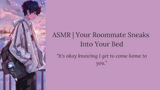(ASMR) Your Roommate Sneaks Into Your Bed (M4A) [Friends to Lovers] [Confession]
