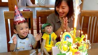 Monkey Puka happily celebrated his 1st birthday with his family