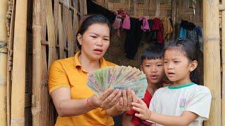 Duyen and her mother suddenly saw a large amount of money in the house