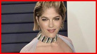 Oops! Selma Blair suffers seriously X-rated Oscars wardrobe malfunction | BS NEWS