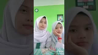 perempuan cantik pake baju seragam sekolah...????