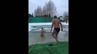 Чемпион мира по боксу Виктор Постол купается в проруби. Крещение-2016