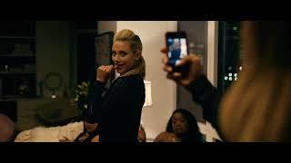 Lili Reinhart escenas en Hustlers