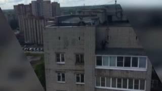 ВИДЕО: Подросток сорвался с крыши многоэтажки на улице Туманова